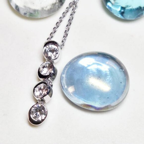 💞Swarovski Droplet Necklace Dangle Pendant With Clear Crystals Silver Tone 💞 - Picture 1 of 10
